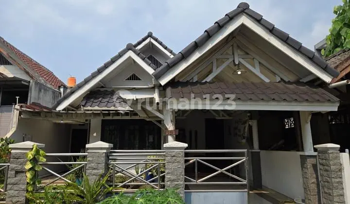 Rumah Asri Depan Taman di Banjar Wijaya, Cipondoh Tangerang