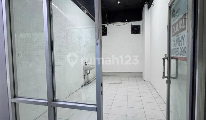 Kios di Jual Cepat! Lokasi Prime Apartemen Green Lake Sunter