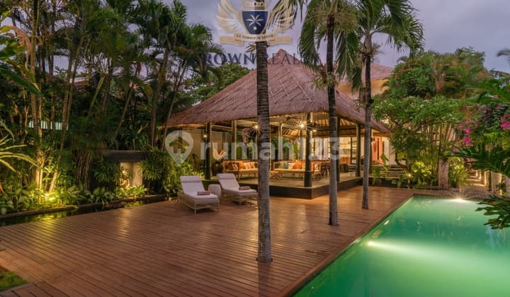 A Prestigious Beachfront Villa With Private Access In Lovina