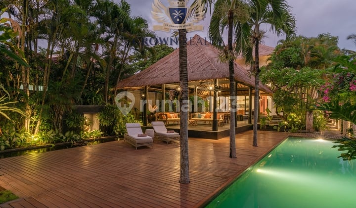 A Prestigious Beachfront Villa With Private Access In Lovina