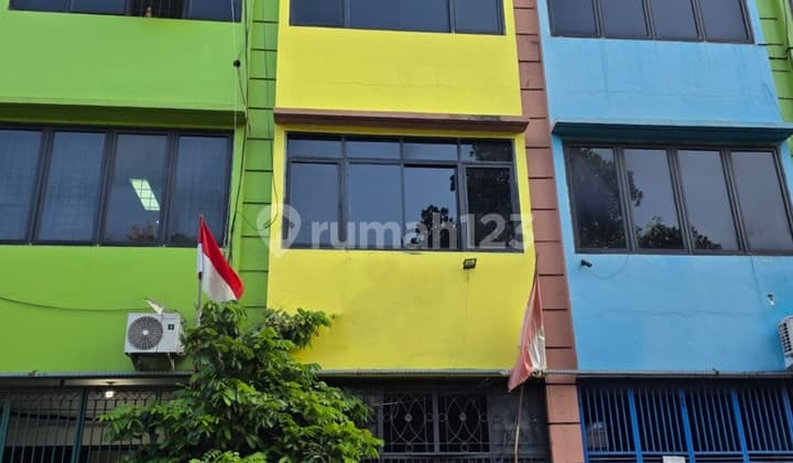 Neat 3.5-story shop house, easy access and bustling in Daan Mogot Baru.