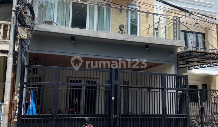 Rumah Minimalis bagus, rapih siap huni di Taman Surya 0011.erwher