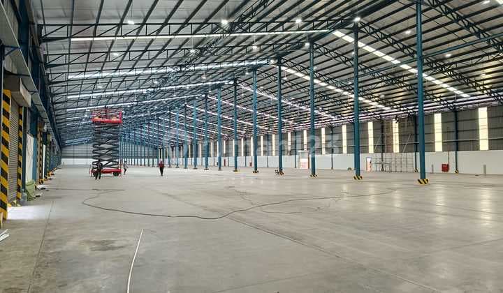 Modern Good Warehouse LB 5000 Loading Dock in Cakung Warehouse Complex, Jakarta