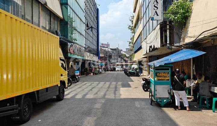 Ruko 3½ Lantai Disewakan - Lokasi Ramai & Strategis di Jatinegara Barat