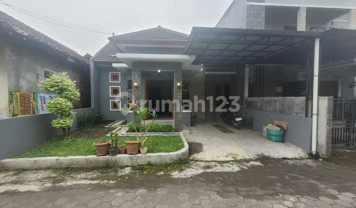 Dijual Rumah Siap Huni Include Furnished, Jakal Km 10 (timur Pasar Gentan)luas Tanah 100type 802kmr Tdr1kmr Mndakses Jalan Mobil Papasan Lancar Legalitas Lengkap Cash&kpr Bisa*harga 625jt Nego Pemilik*