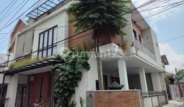 *super Murah Butuh Uang**rumah Konsep Kontemporer Industrial Bangunan 3 Lantai Lokasi Premium Cocok Untuk Investasi, Homestay & Rumah Mewah Di Jl. Kaliurang Km. 7 Yk*- Bangunan Grade A+++- Bangunan Baru Tahun 2020luas Tanah 150 Mluas Bangunan 300 Mkamar T