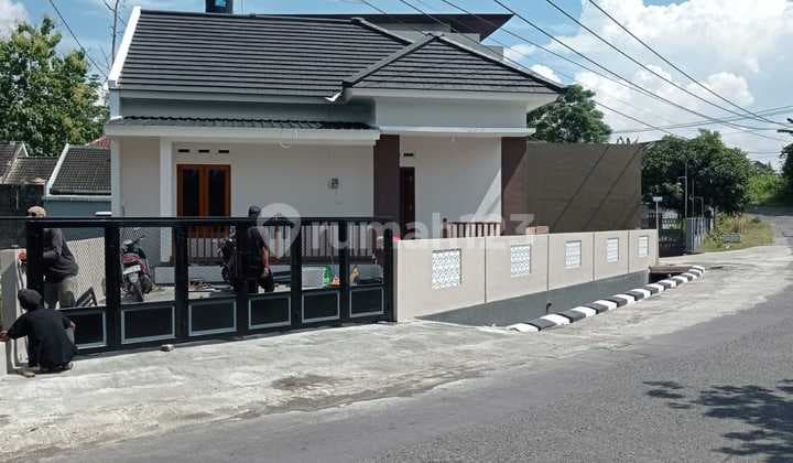 Rumah Baru Siap Huni Desain Klasikpinggir Jalan Aspal Utamalokasi Bakungan, Wedomartani, Yogyakarta. Dekat Minomartaniluas Tanah 131 M²Bangunan Type 51Lebar Depan 15 Meter2 Kamar Tidur1 Kamar Manditaman Depan Luascarport Luaslegaliras Sertifikat Hak Milik
