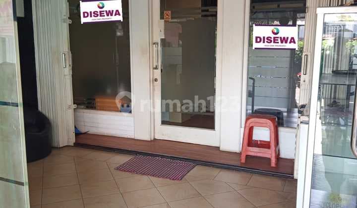 Disewakan Ruko Ex Salon dengan Kondisi Bagus, Rapih, dan Bersih di Kemang Pratama. Kota Bekasi