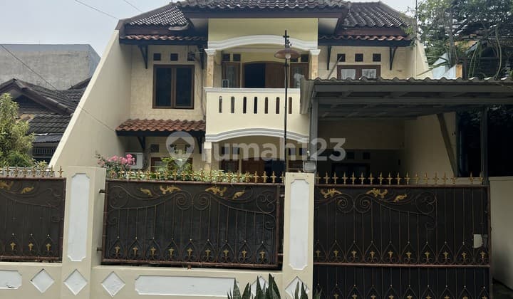 Rumah Klasik Modern 2 Lantai Dekat Pusat Kota Depok