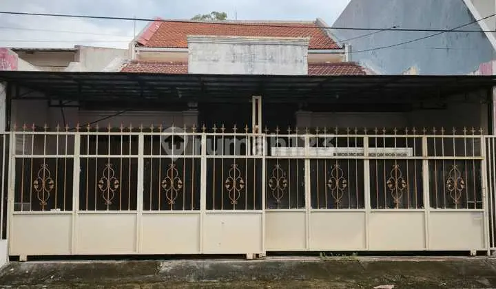 For Rent: Wisma Permai House, East SurabayaLand Area: 180m2 (10x18)Building Area: 184m2 (1.5 Floors)Bedrooms: 3Bathrooms: 2UnfurnishedRent Price: IDR 50,000,000/YearMinimum Lease: 2 Years