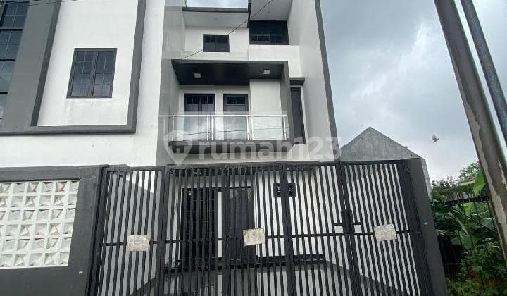 Dijual Cepat Rumah di Taman Surya 5