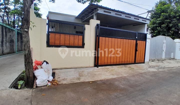 For Sale Large House 4 Bedrooms + 3 Bathrooms Ready to Occupy, 3-Car Garage - Mustika Sari Bekasi