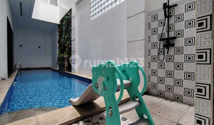 Rumah dengan Kolam Renang Dalam Cluster di Bintaro Sektor 9