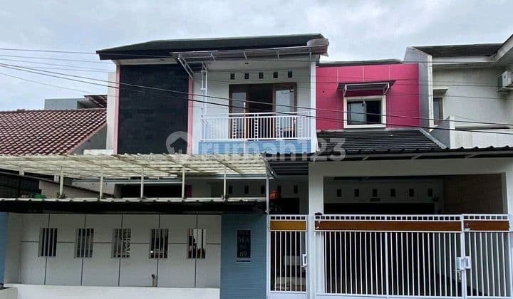 Rumah Cantik Pinggir Jalan Depan Pos Security Hadap Taman