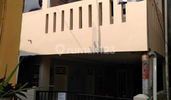 For Sale: 2-Story Boarding House with 17 Rooms in a Dense Student Area, Beji Depok.