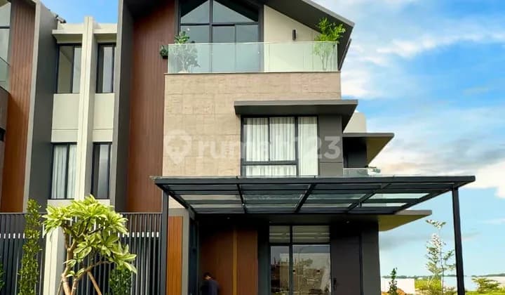 Luxury Ready-to-Occupy House in Summarecon Crown Gading – Close to Mall & Toll Road Access, Flood-Free