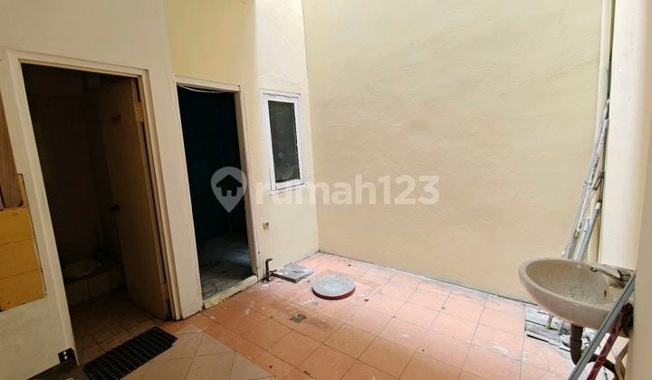 Ready-to-occupy shop house, suitable for business in a strategic location.