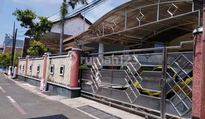 Rumah Besar Siap Huni Parkir 4 Mobil Lingkungan Nyaman Pedurungan