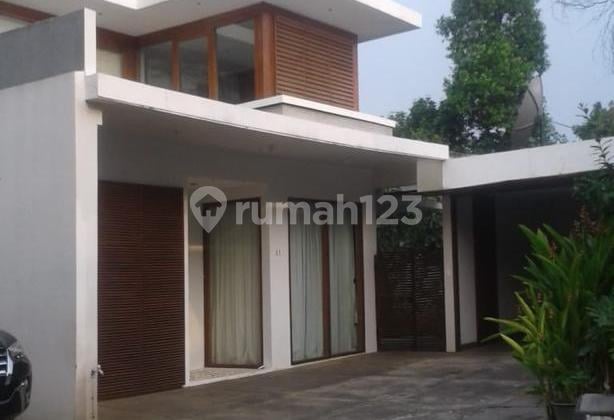 Rumah Mewah dengan Swimming Pool di Mampang Jaksel