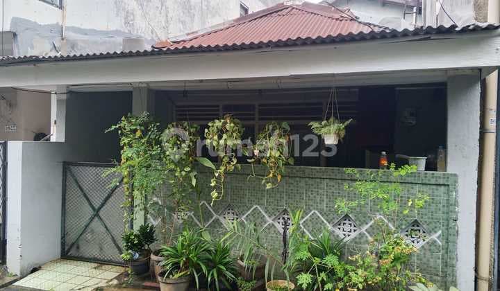 Rumah Asri 1,5 Lantai Siap Huni Lokasi Strategis di Gandaria, Jakarta Selatan