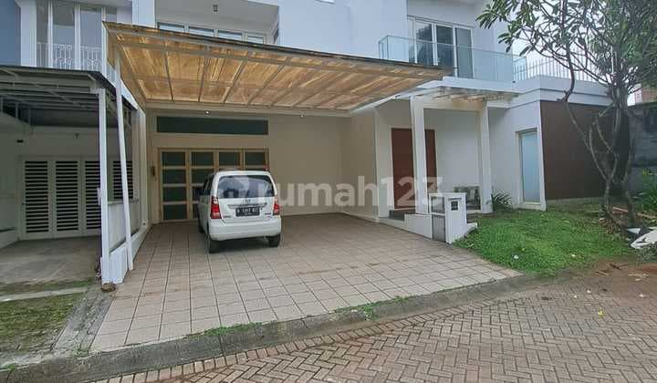 Rumah dengan Pool di Discovery Bintaro