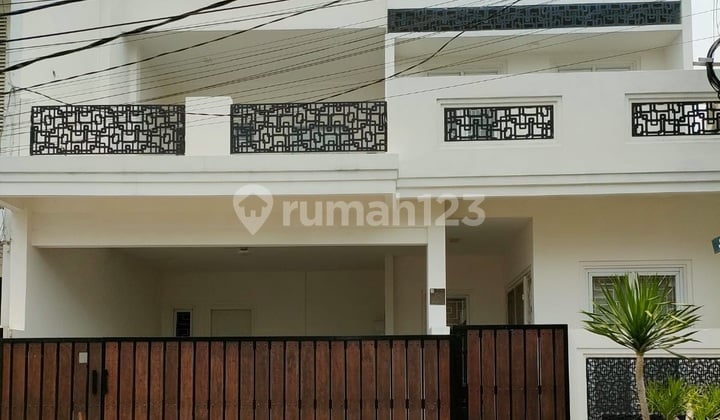 Rumah Siap Huni Dekat Taman di Bintaro Sektor 2