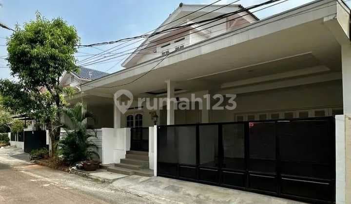 Rumah dengan Swimming Pool di Bintaro Jaya Sektor 6