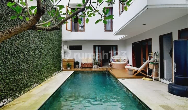 Rumah dengan Swimming Pool di Bintaro Jaya Sektor 9