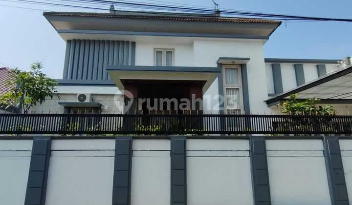 Rumah dengan Swimming Pool di Veteran, Bintaro
