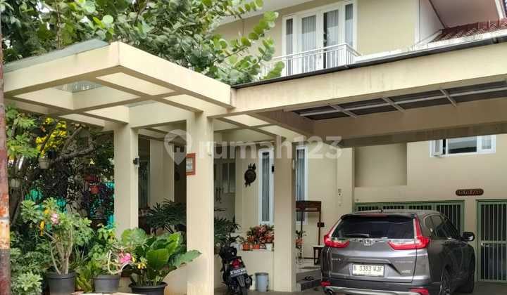 Rumah dengan Swimming Pool di Bintaro Jaya Sektor 8