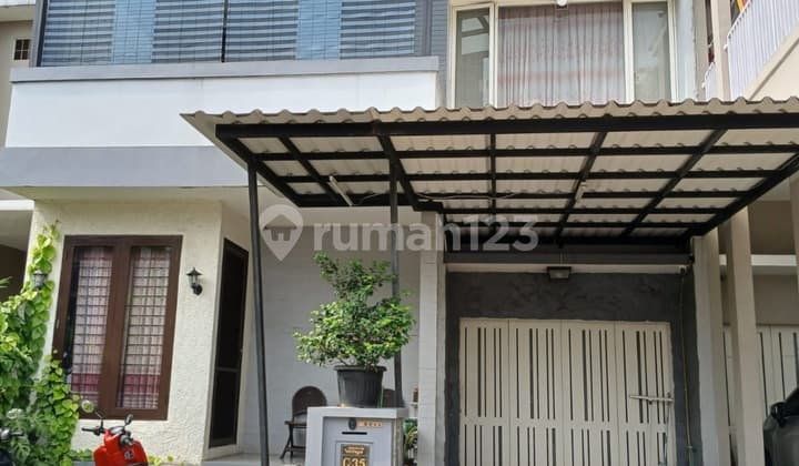 Rumah dengan Swimming Pool di Bintaro Sektor 7