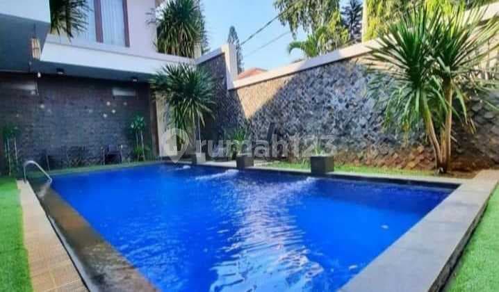 Rumah dengan Swimming Pool di Kesehatan, Veteran Bintaro