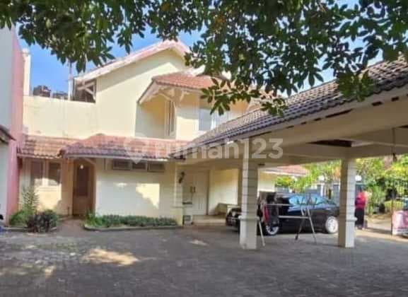 Rumah Minim Renovasi dengan Halaman Luas di Bintaro Sektor 2