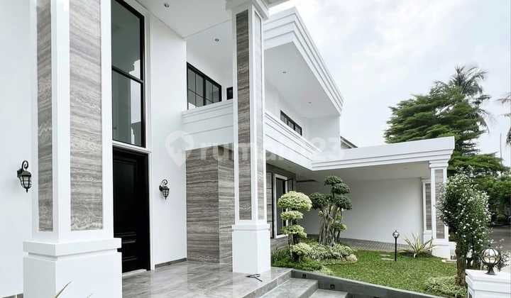 Rumah dengan Swimming Pool di Bintaro Jaya Sektor 8
