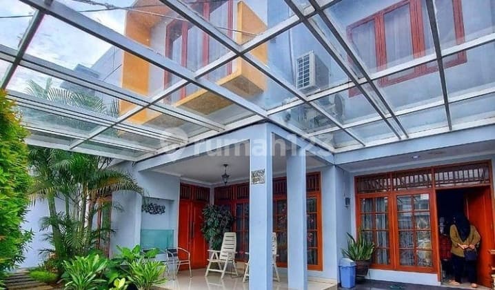 Rumah dengan Swimming Pool di Bintaro Jaya Sektor 3A