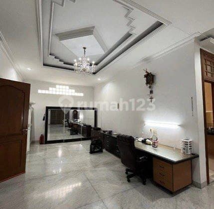 Rumah Jalan Biliton STRATEGIS, ISTIMEWA CARPORT 10 MOBIL