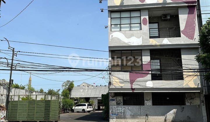 TEMPAT USAHA RAYA RUNGKUT INDUSTRI KIDUL, STRATEGIS