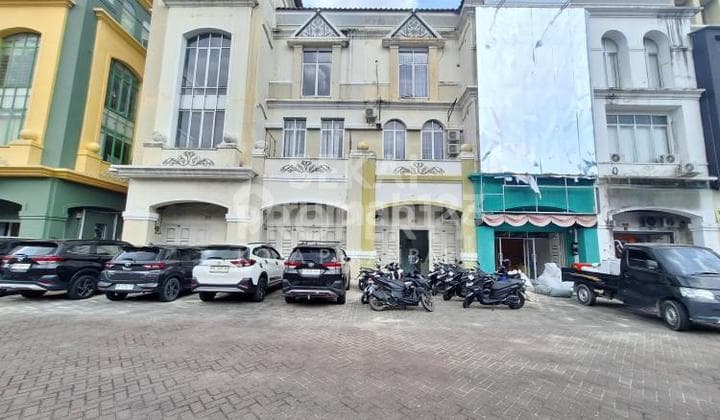 Disewakan Ruko 3 Lantai Siap Pakai Lokasi Komplek Perkantoran Lokasi Sudirman-Pekanbaru