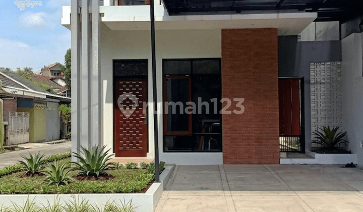 Rumah 2 Lantai Siap Huni Posisi Hook Lokasi Super Strategis