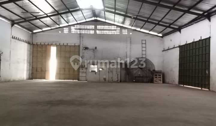 Wide Parking Warehouse Area in Banjar Suitable for Logistics