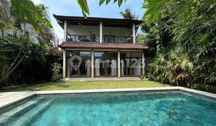 DIJUAL VILLA LOKASI STRATEGIS DENGAN KOLAM RENANG DI BERAWA