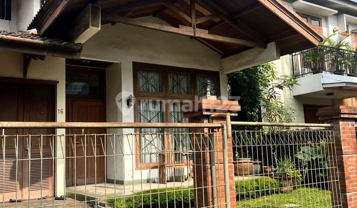 Rumah 2 Lantai Lebak Bulus Dekat MRT, Luas & Siap Huni