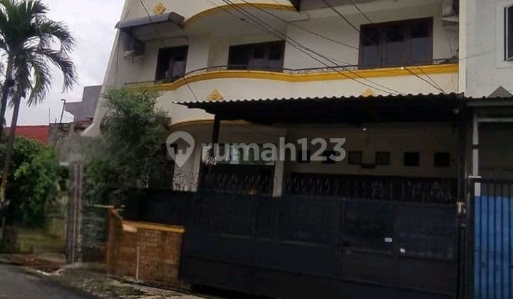 Close Access to Shopping Center. School.