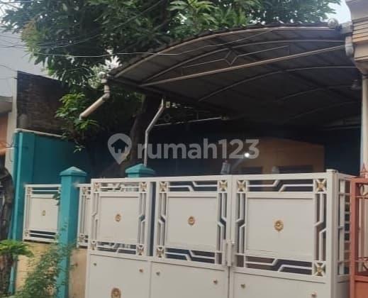 Ready-to-Occupy Safe and Comfortable House in the Wisma Lidah Kulon Housing Complex