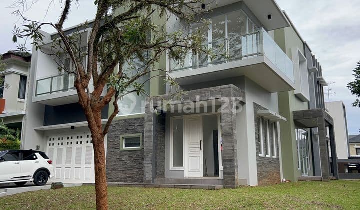 Rumah Hook Depan Taman Bangunan Mandiri Di Delatinos De Rio Bsd