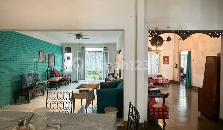 Old Kebayoran Baru House Near Blok M & Senopati, Land Area Included