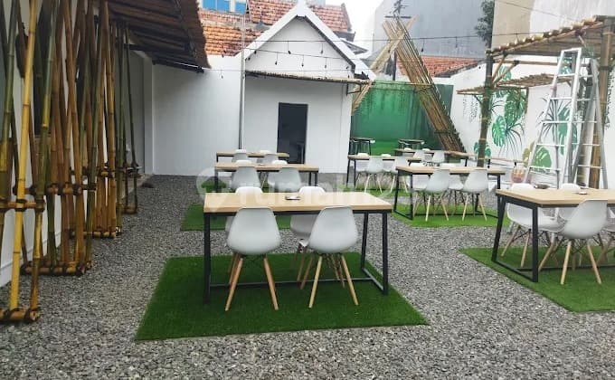 Komersial Rumah Usaha Cafe Strategis Surabaya Pusat!