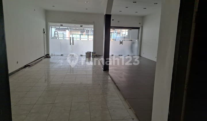 Rumah Tengah Kota Jalan Kartini, Pusat Surabaya Cocok untuk Kantor, Bank