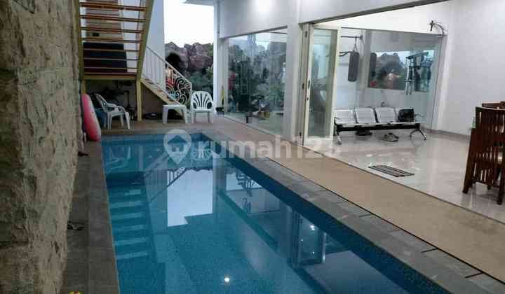 Rumah Petemon Surabaya dengan kolam renang gym