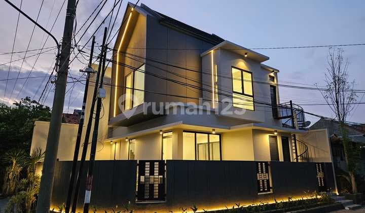 Dijual Rumah Mewah Hook Tipe Scandinavian 2 Lantai dengan Rooftop Siap Huni di Babatan Pantai Surabaya